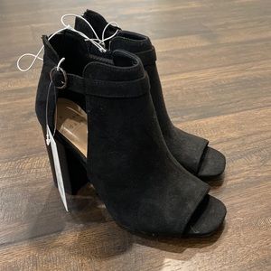 a new day black heels Size 6